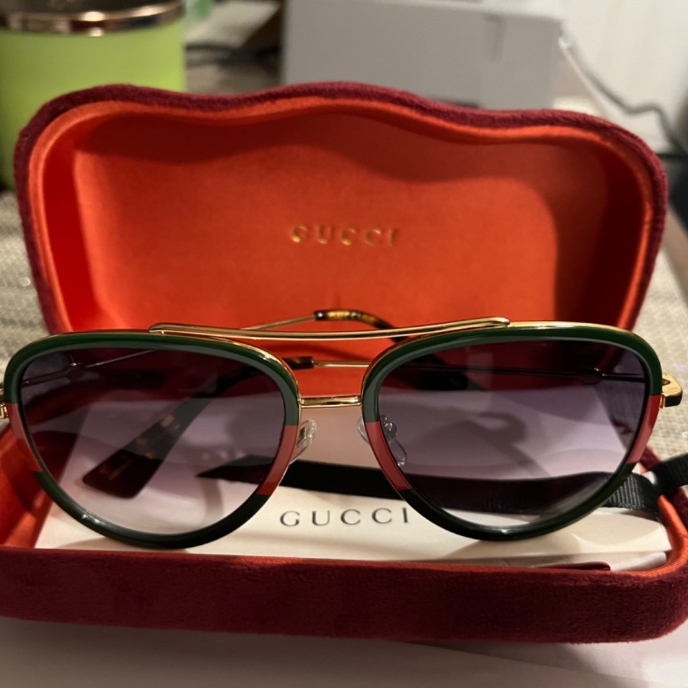 Gucci-Louis Vuitton- Christian Louboutin - Picture 5 of 8